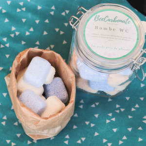 Bombes WC avec contenant